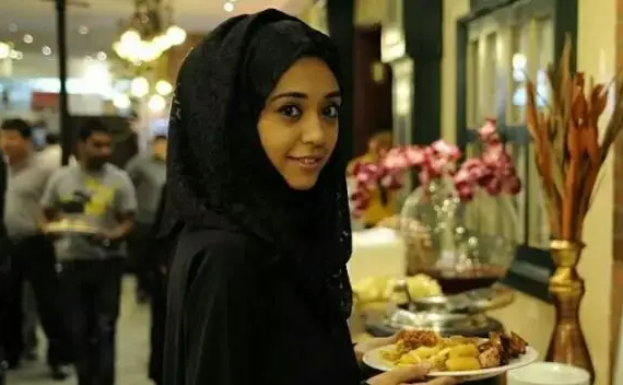 波兰颜色电影《迪拜的女孩》 女孩的追梦旅程-乐忧记