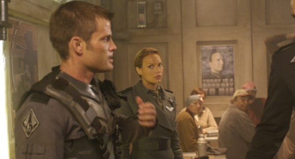 《星河战队3：掠夺者》低成本困境与宗教隐喻下的星际挣扎-乐忧记