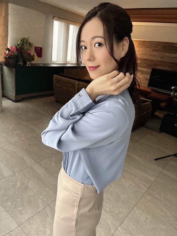 图片[2]-资产破百万美金美女企业家「岬光」精选作品推荐介绍及封面预览-乐忧记