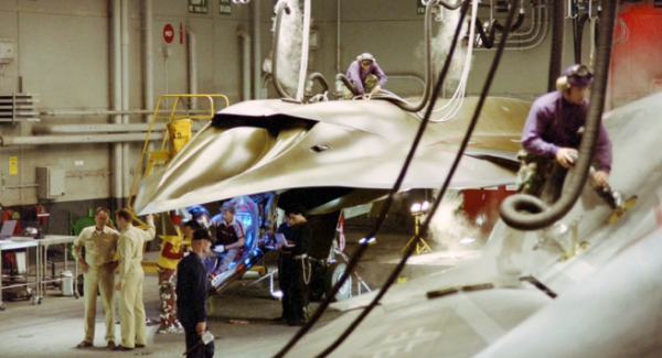 科幻电影《绝密飞行》中的科技伦理与人性觉醒-乐忧记